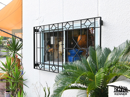 ロートアイアン施工事例：面格子・窓枠飾り
